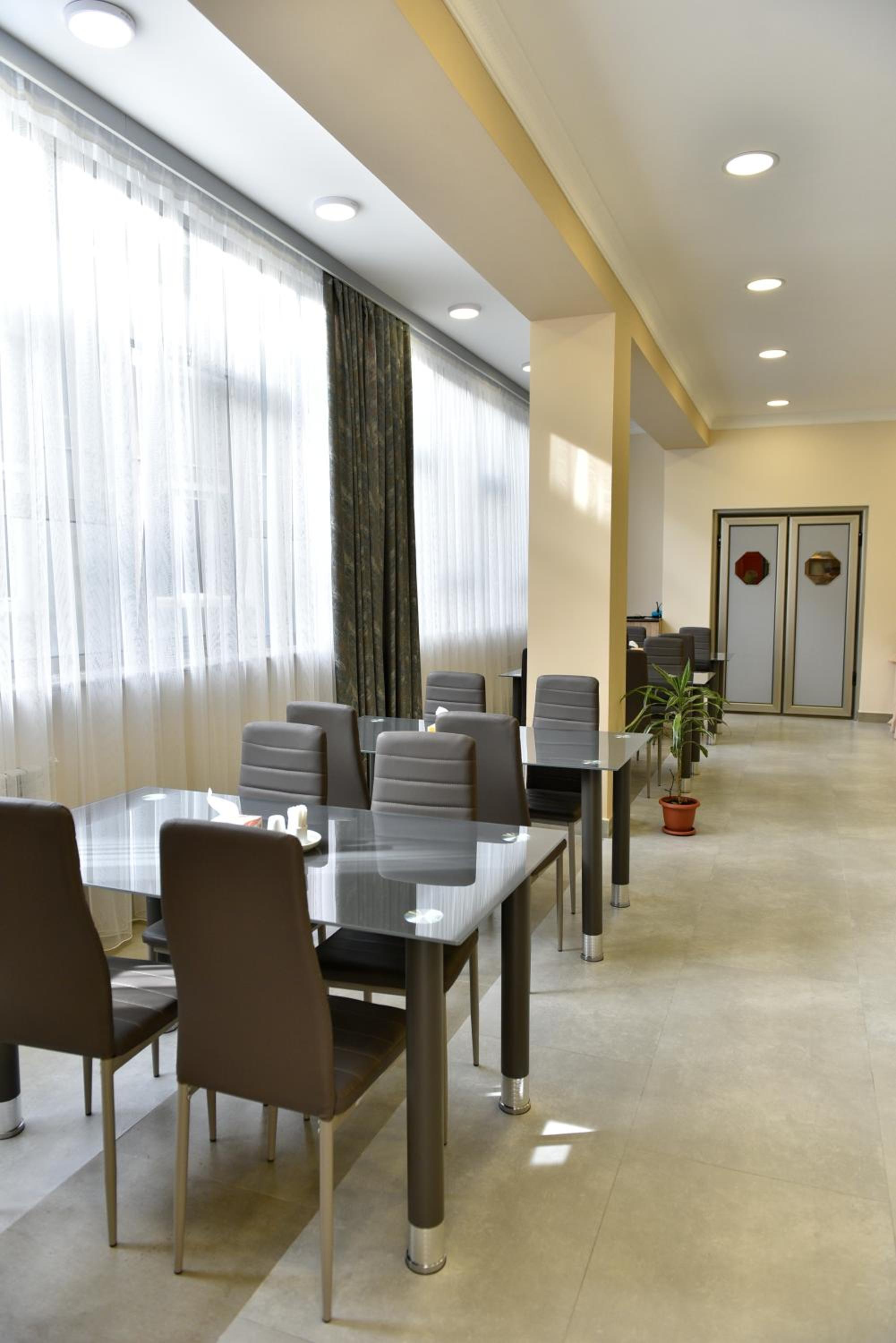 GreenWood Hotel