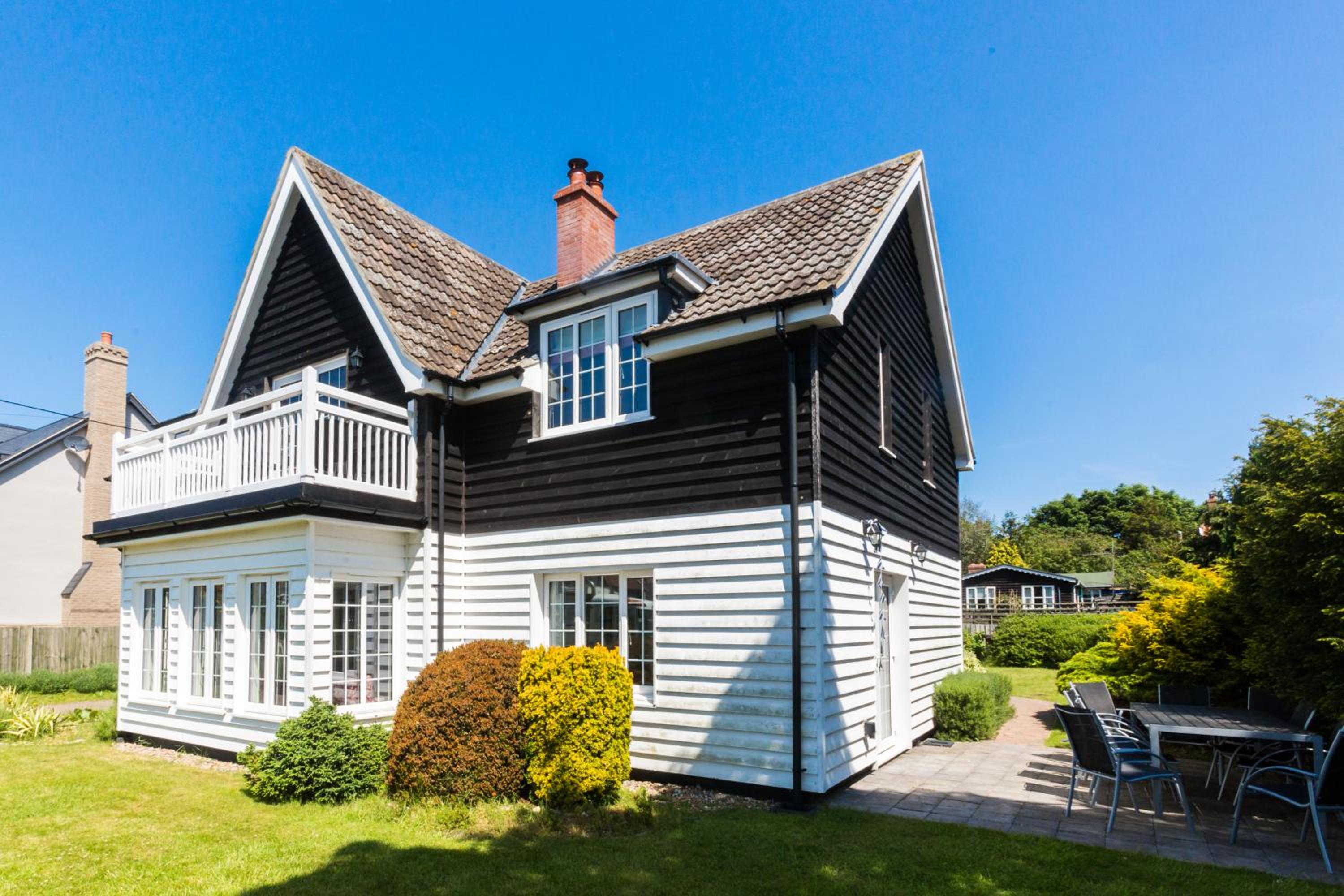Lake Cottage - A large holiday home in Thorpeness - Close to the beach and The Meare - Aldeburgh Coastal Cottages view 3