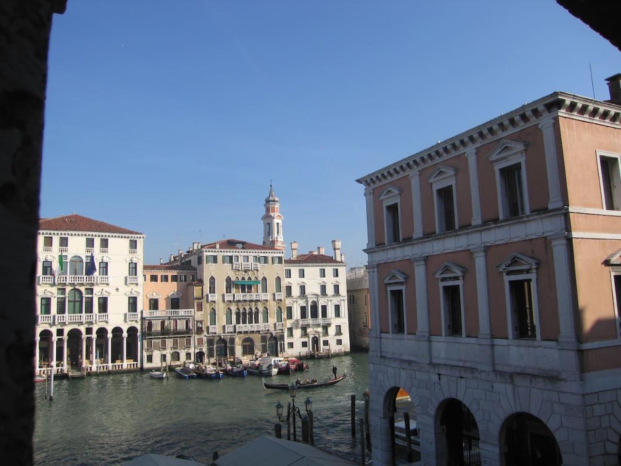 LOFT OVERLOOKING THE GRAND CANAL