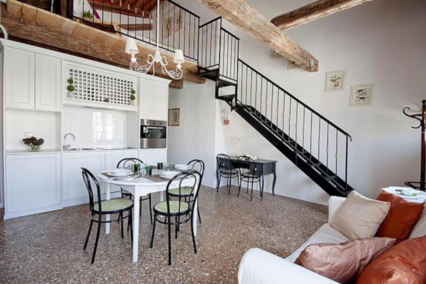 LOFT OVERLOOKING THE GRAND CANAL