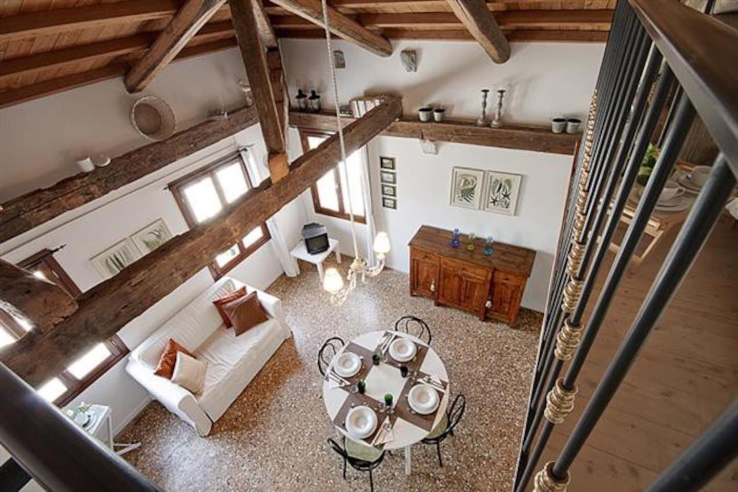 LOFT OVERLOOKING THE GRAND CANAL