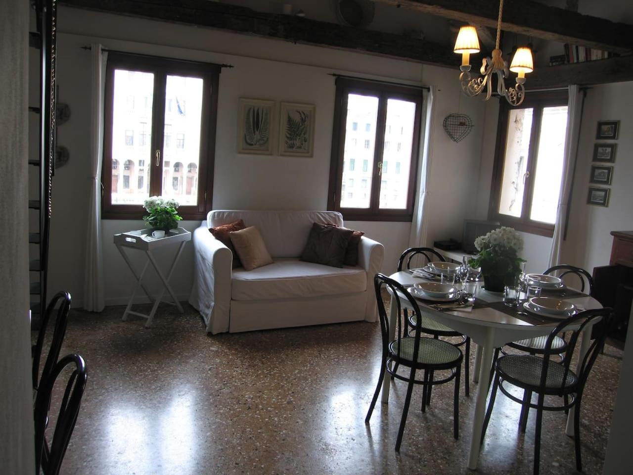 LOFT OVERLOOKING THE GRAND CANAL