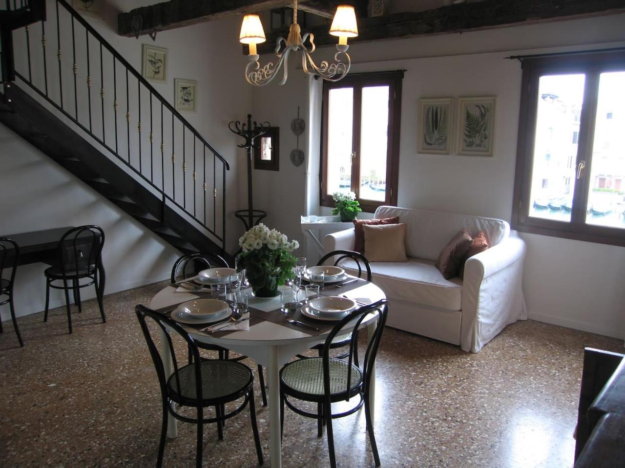 LOFT OVERLOOKING THE GRAND CANAL