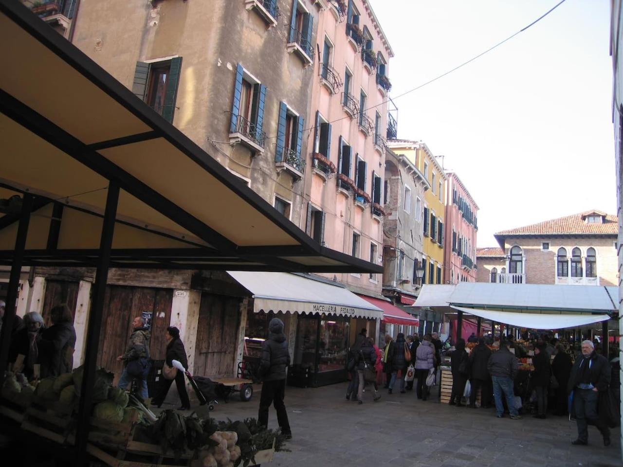 LOFT OVERLOOKING THE GRAND CANAL