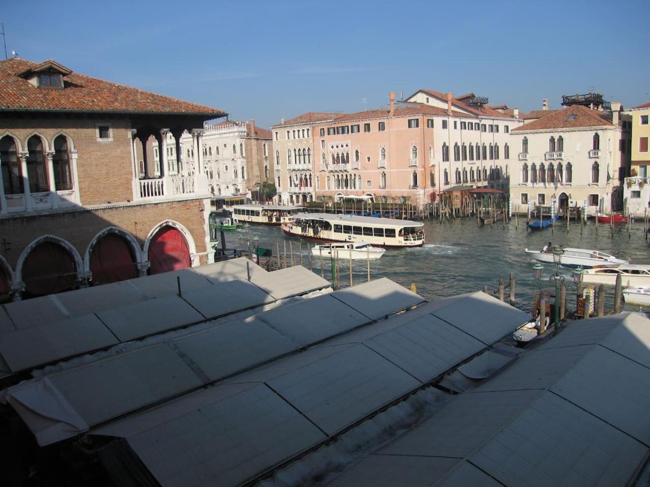 LOFT OVERLOOKING THE GRAND CANAL