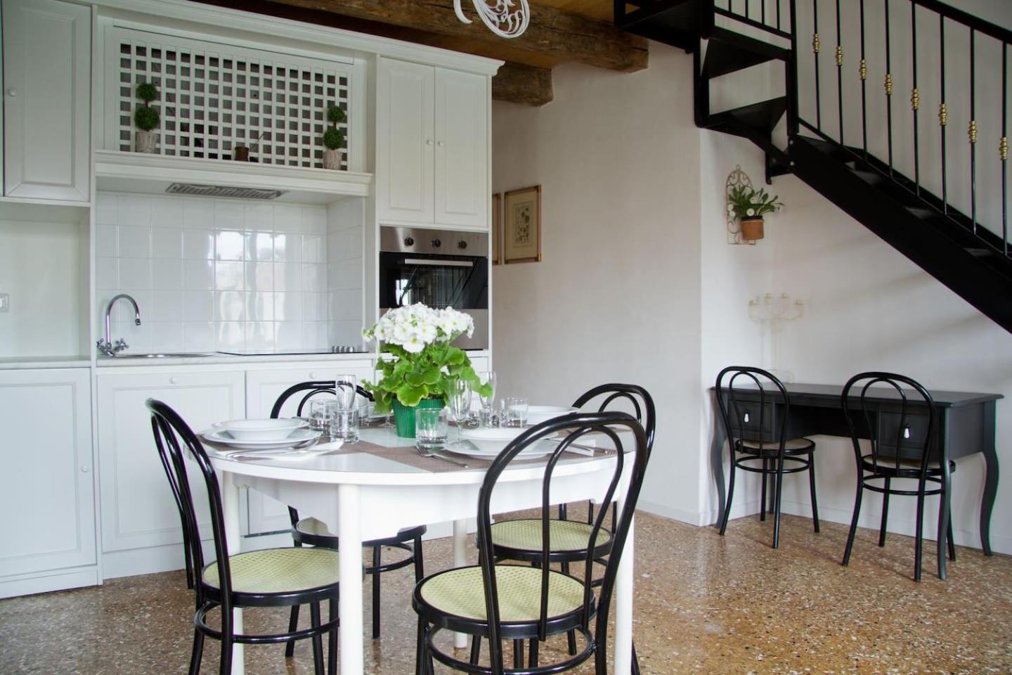 LOFT OVERLOOKING THE GRAND CANAL