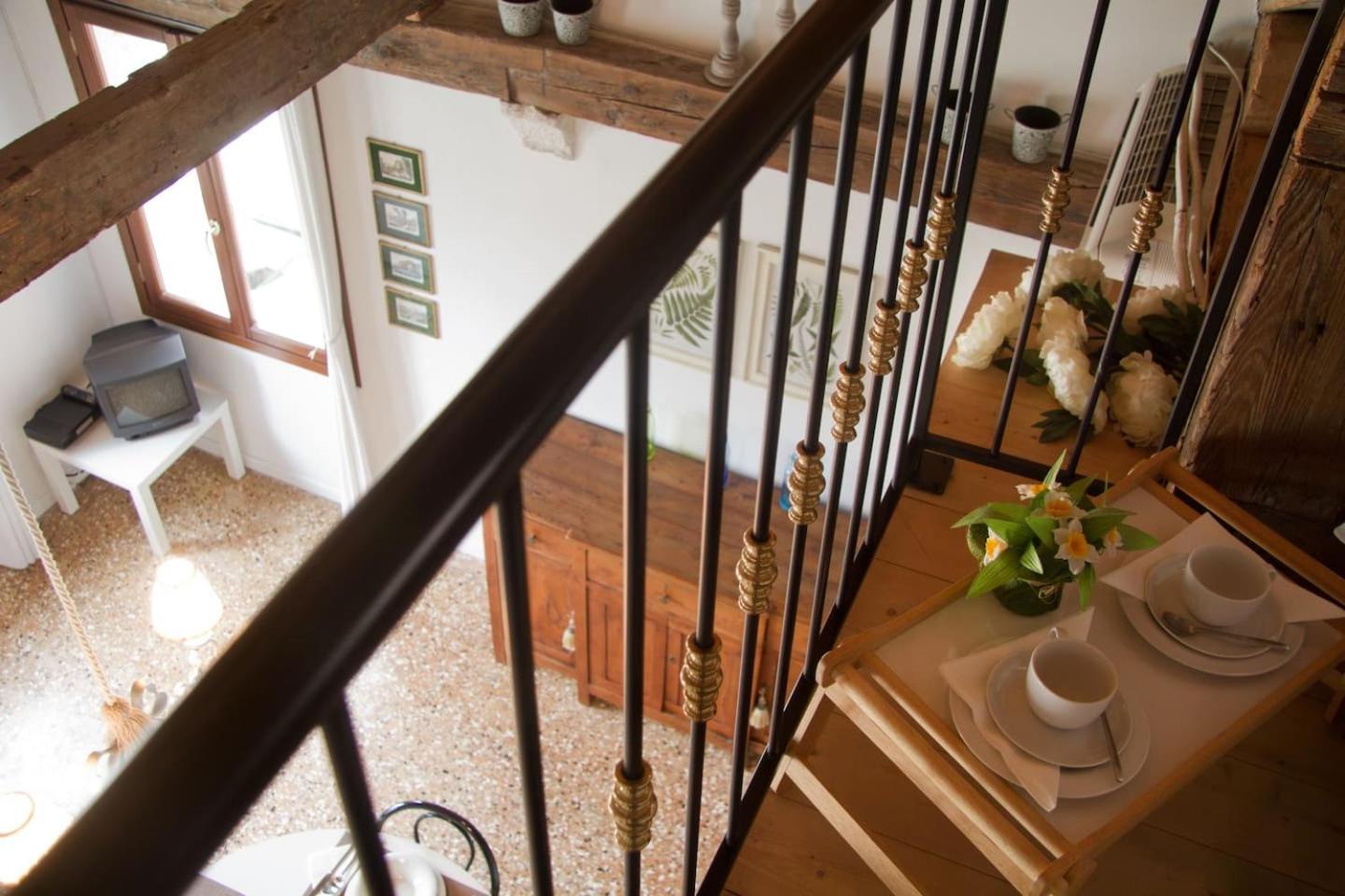 LOFT OVERLOOKING THE GRAND CANAL