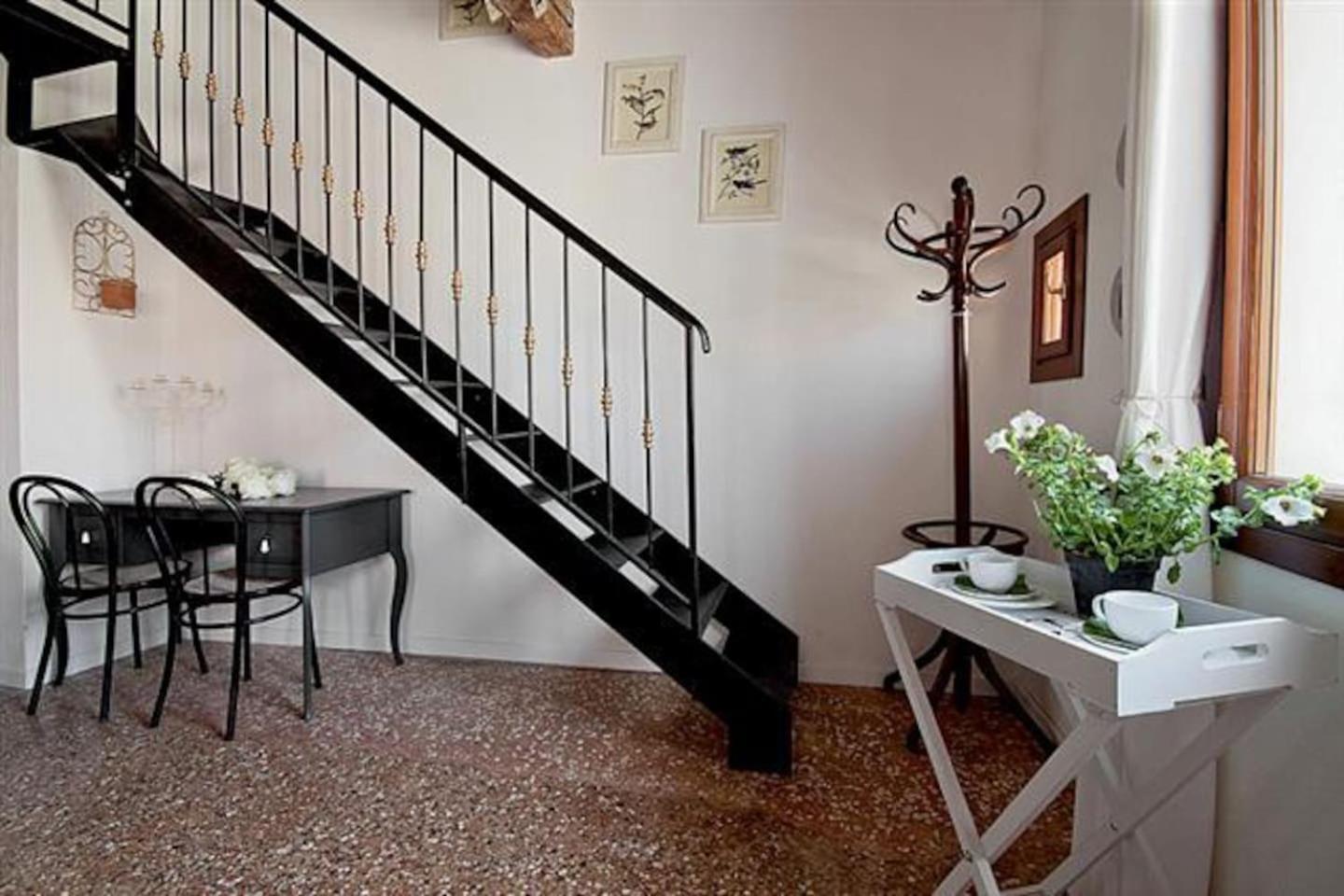 LOFT OVERLOOKING THE GRAND CANAL