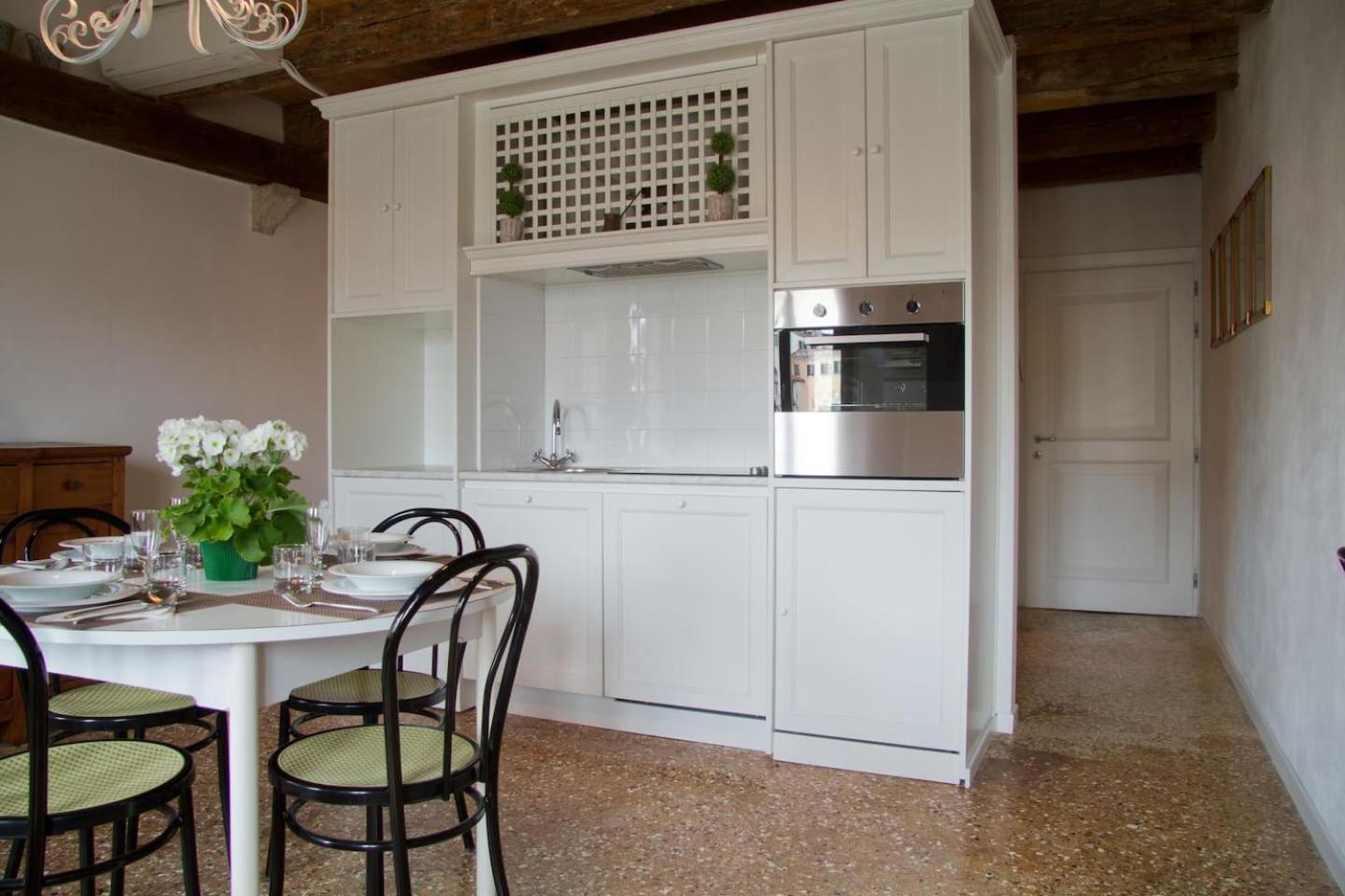 LOFT OVERLOOKING THE GRAND CANAL