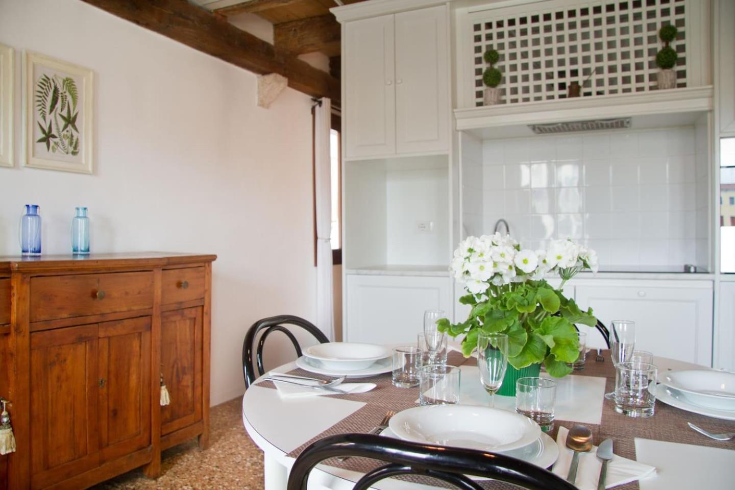 LOFT OVERLOOKING THE GRAND CANAL