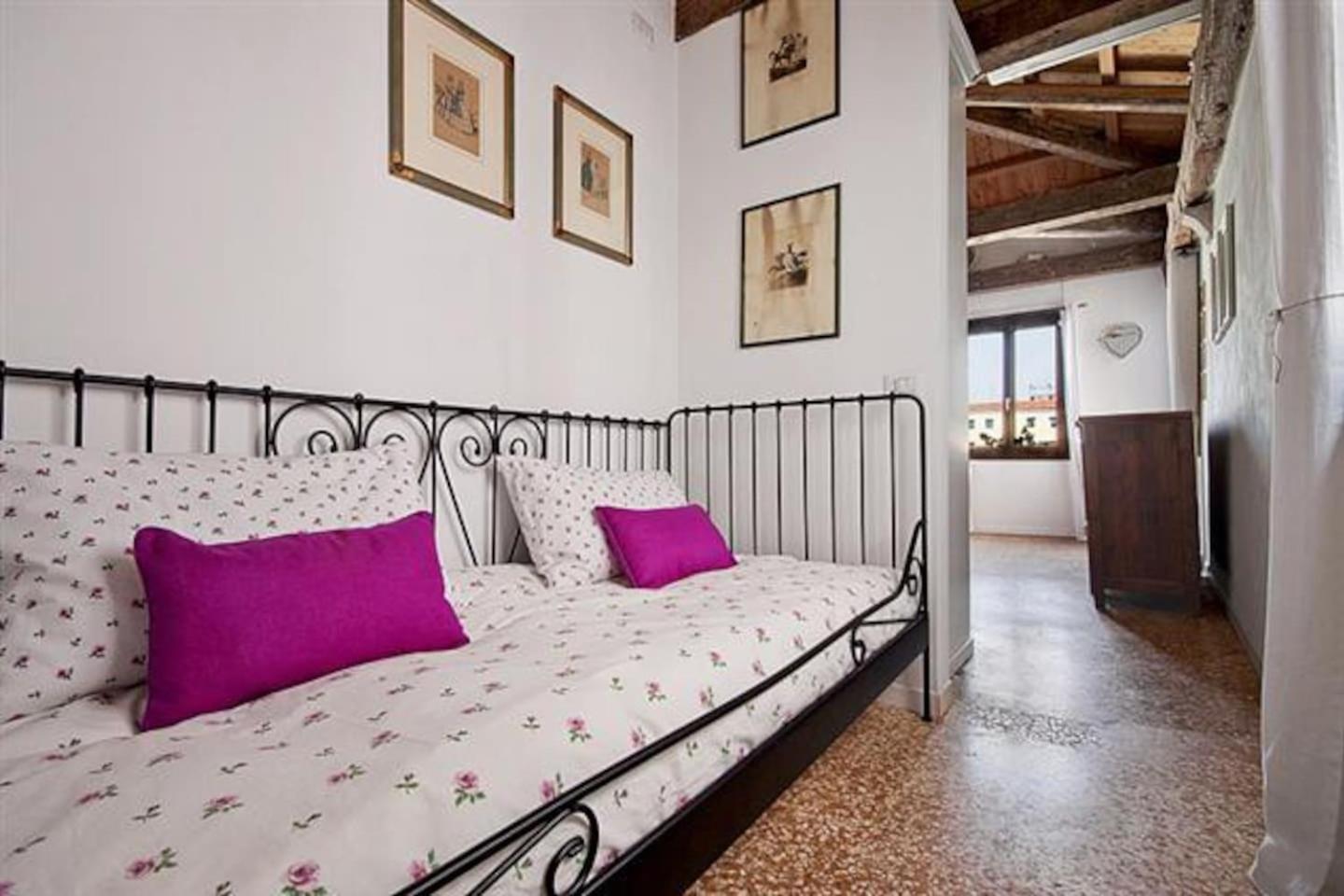 LOFT OVERLOOKING THE GRAND CANAL