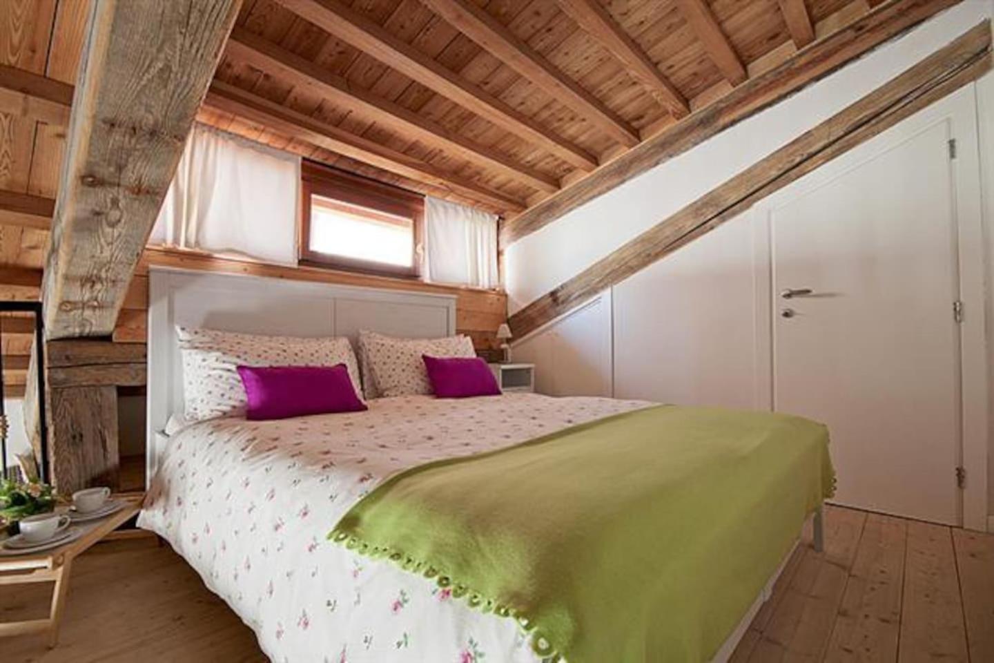 LOFT OVERLOOKING THE GRAND CANAL