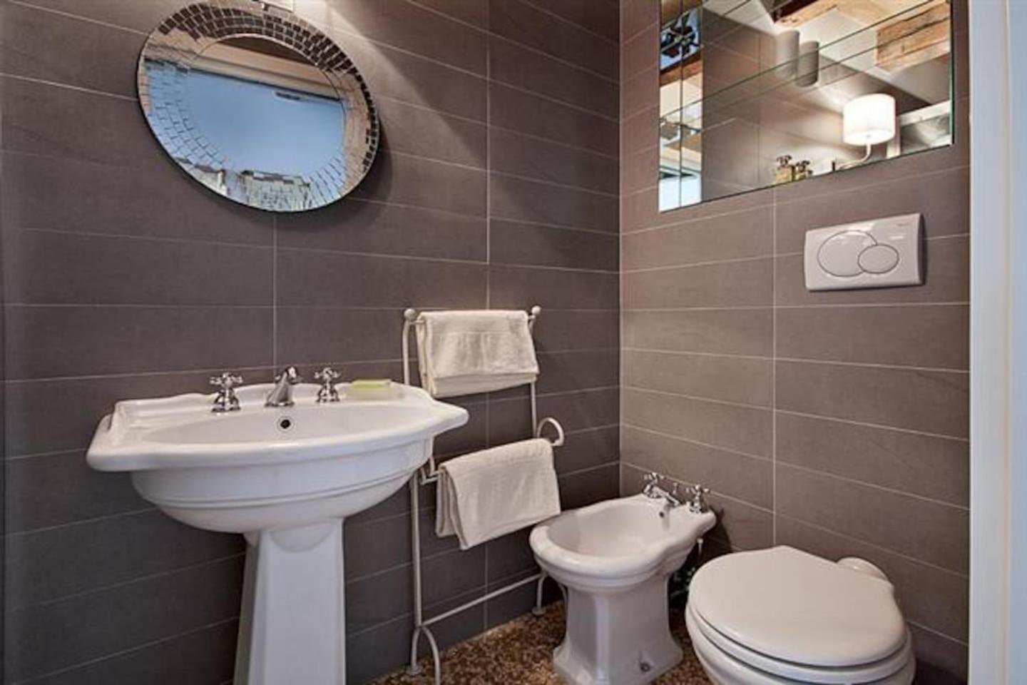 LOFT OVERLOOKING THE GRAND CANAL
