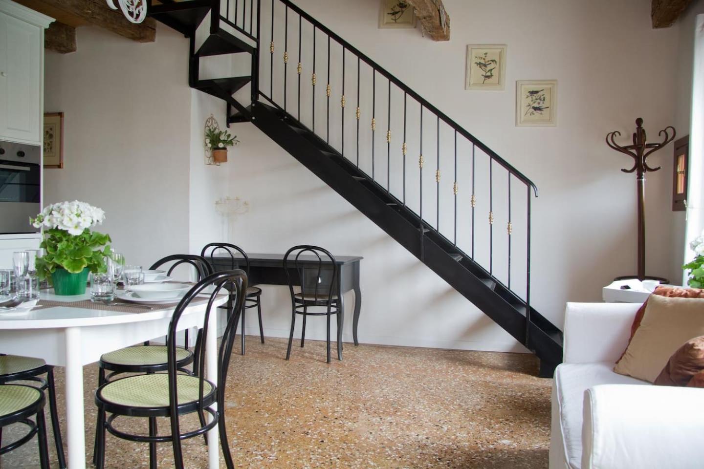 LOFT OVERLOOKING THE GRAND CANAL