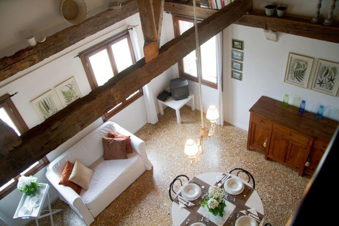 LOFT OVERLOOKING THE GRAND CANAL