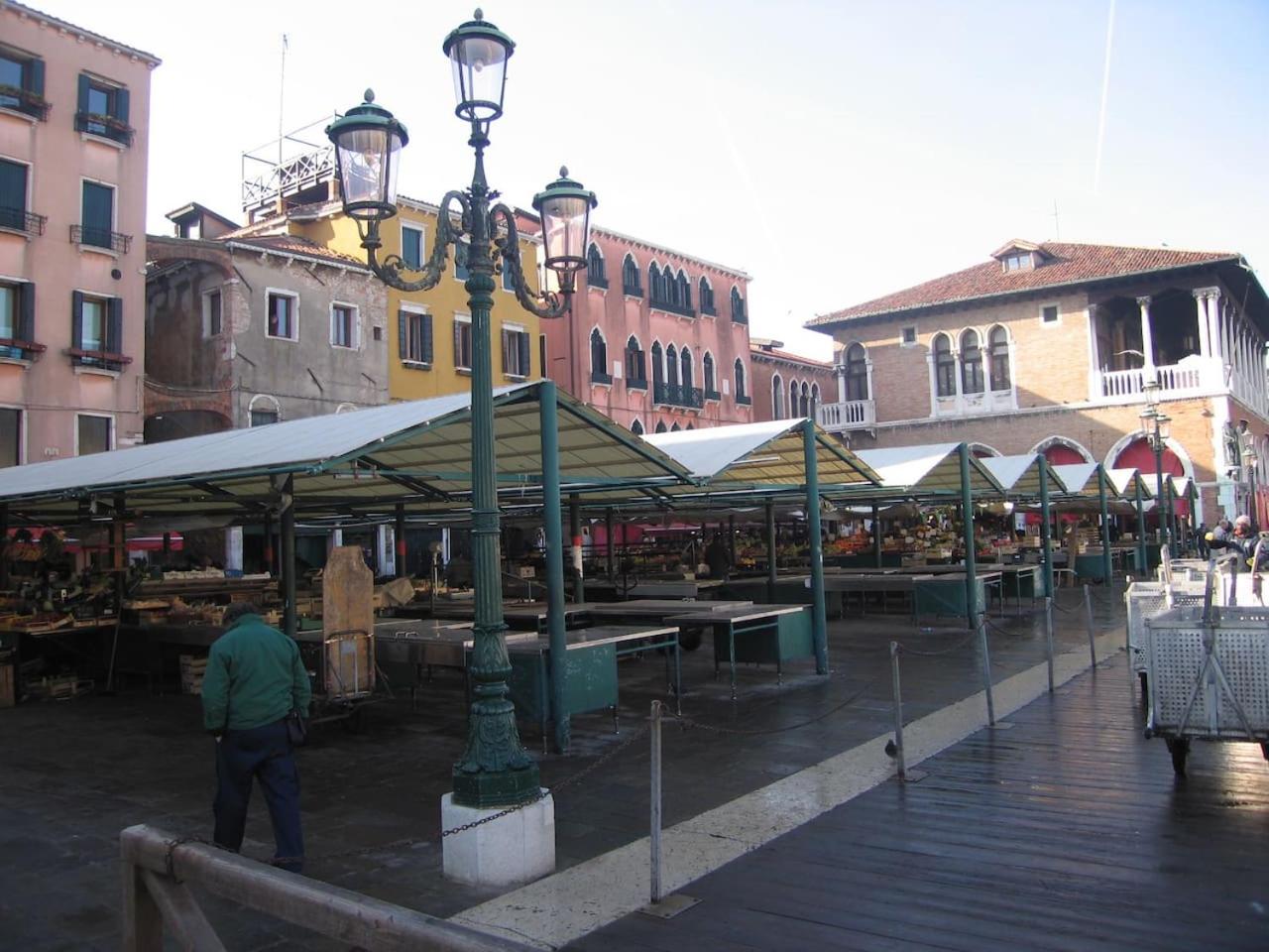 LOFT OVERLOOKING THE GRAND CANAL