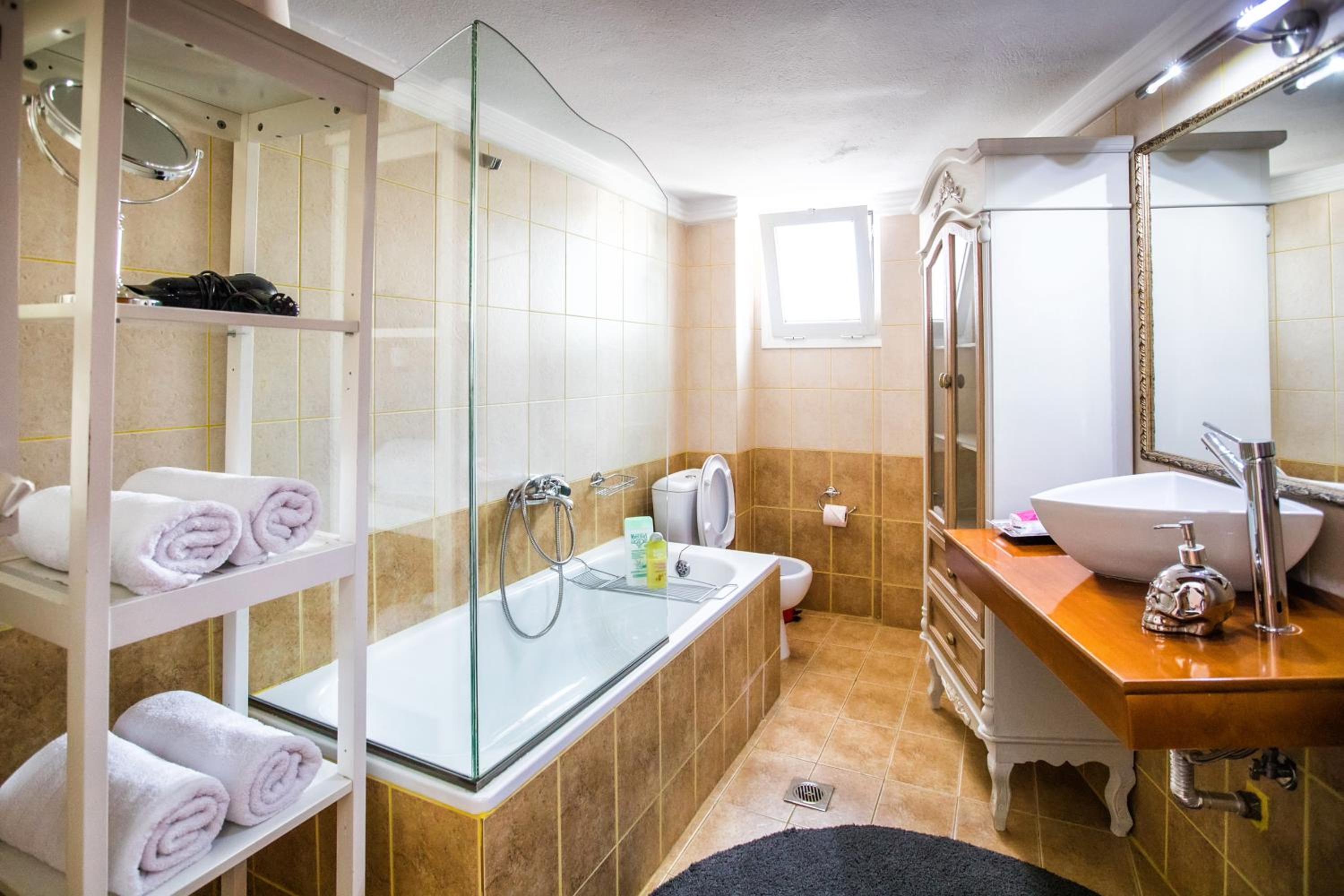 LUXURY SUITES - free parking