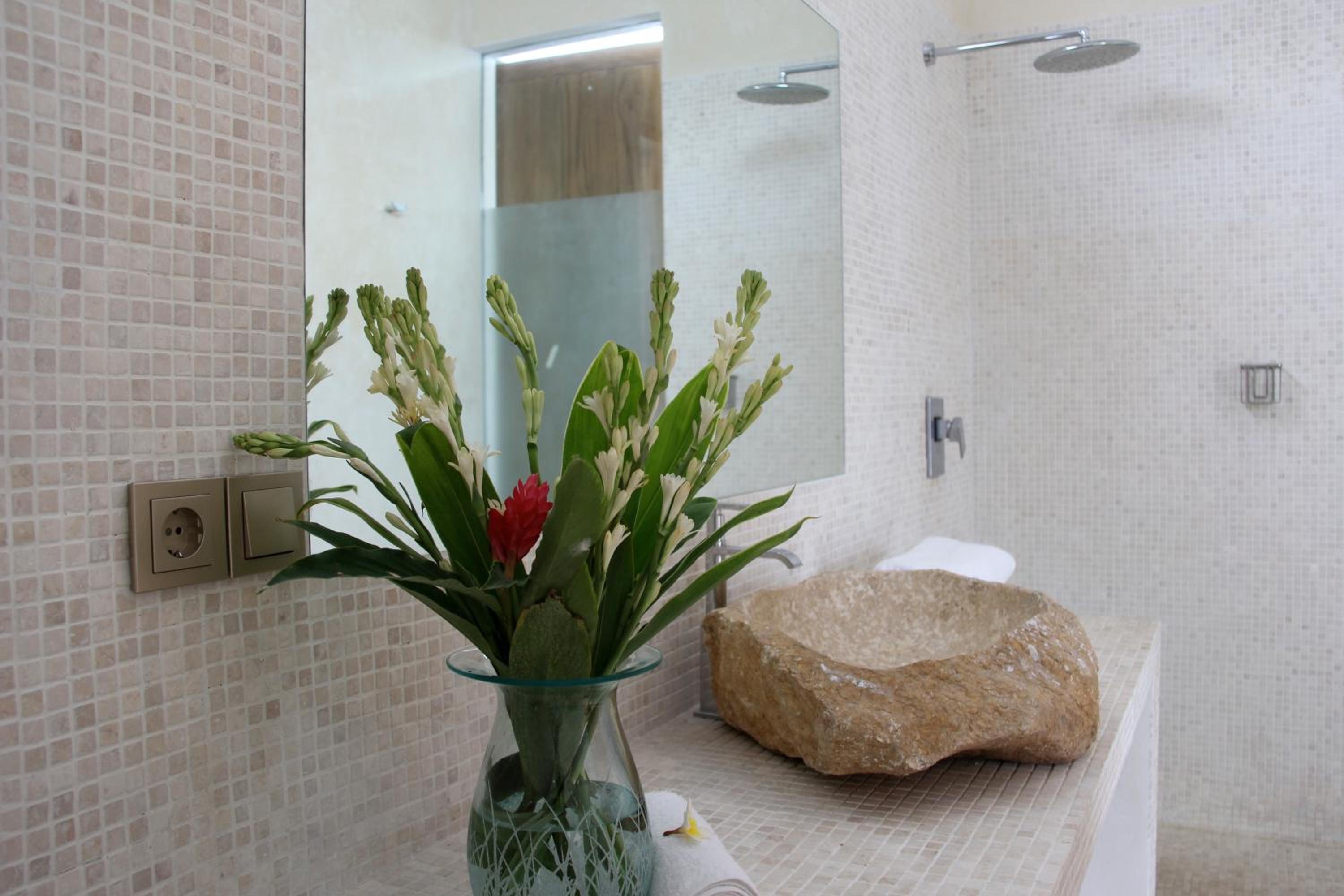 Elegant Villa Casabianca - Tropical Pool & Garden, Near Potato Head Beach Club!