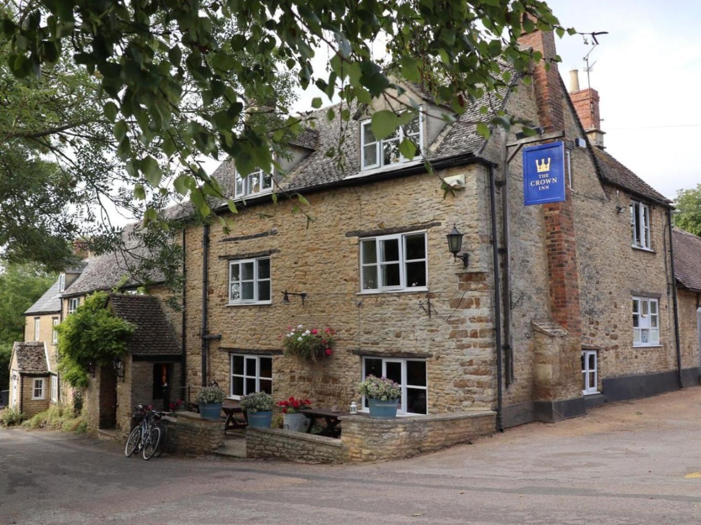 Hotel The Crown Inn, Church Enstone - Image 1