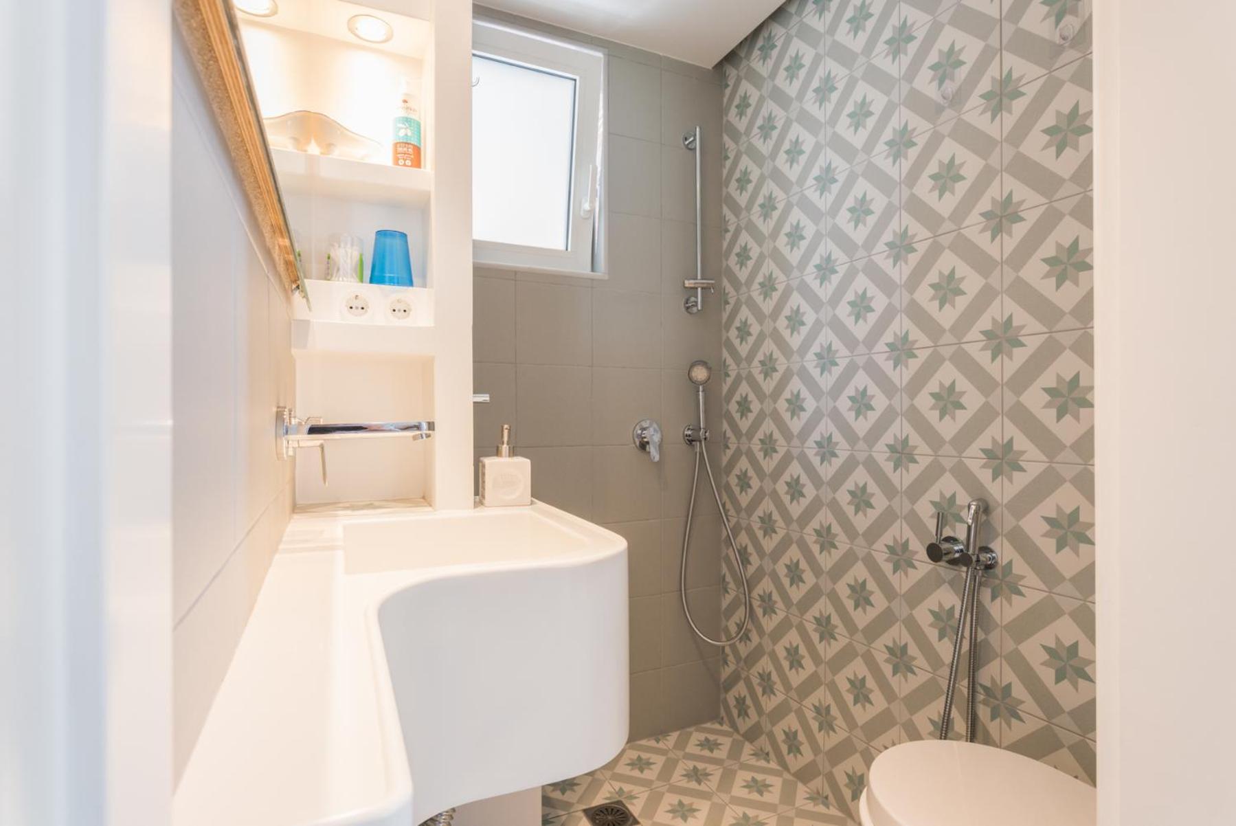 Seafront Penthouse LEO en Kalamata — bathroom