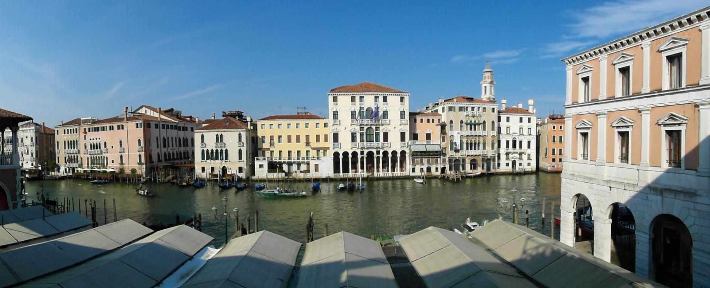 LOFT OVERLOOKING THE GRAND CANAL