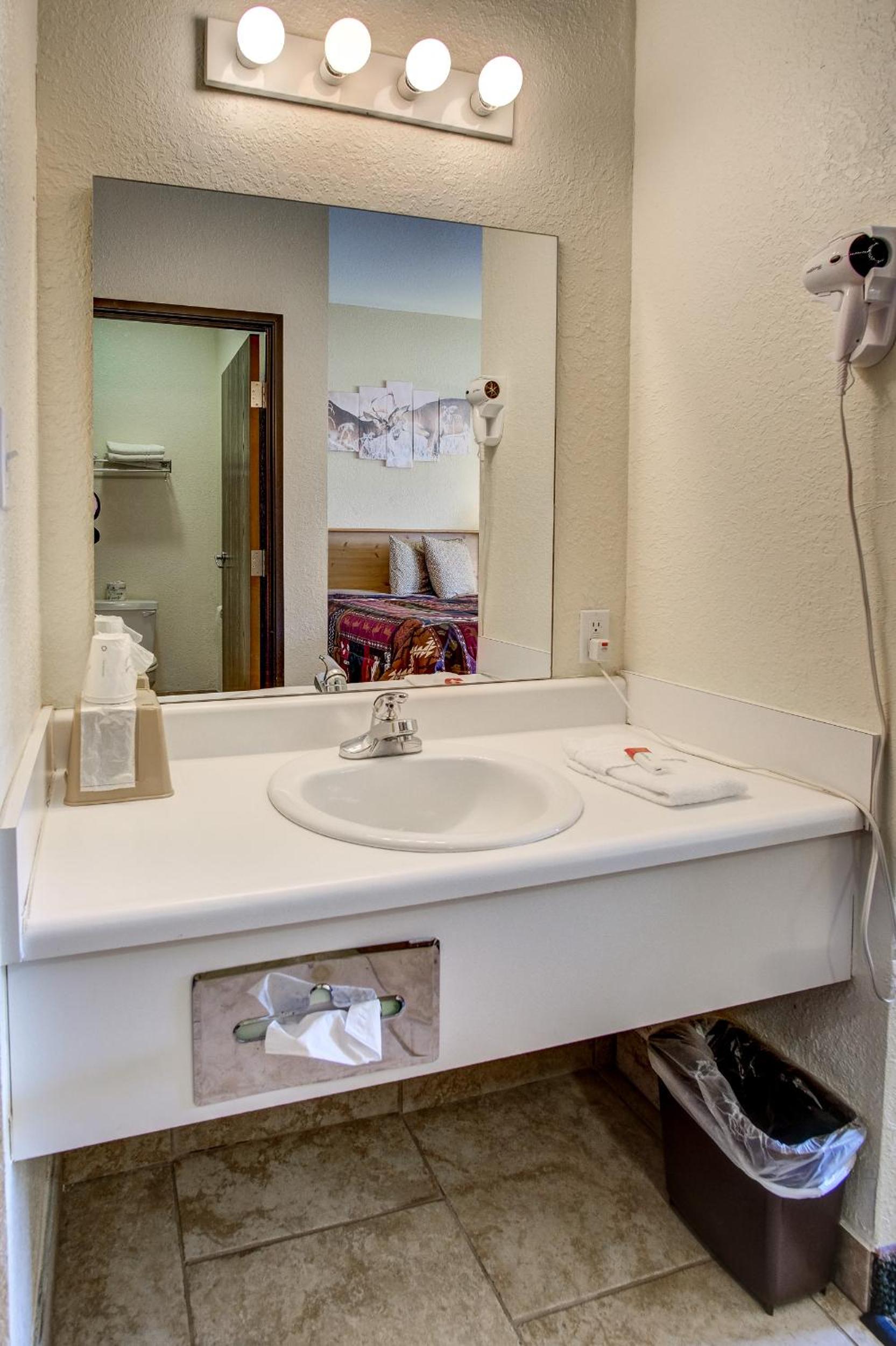 Booneslick Lodge - Neosho view 5