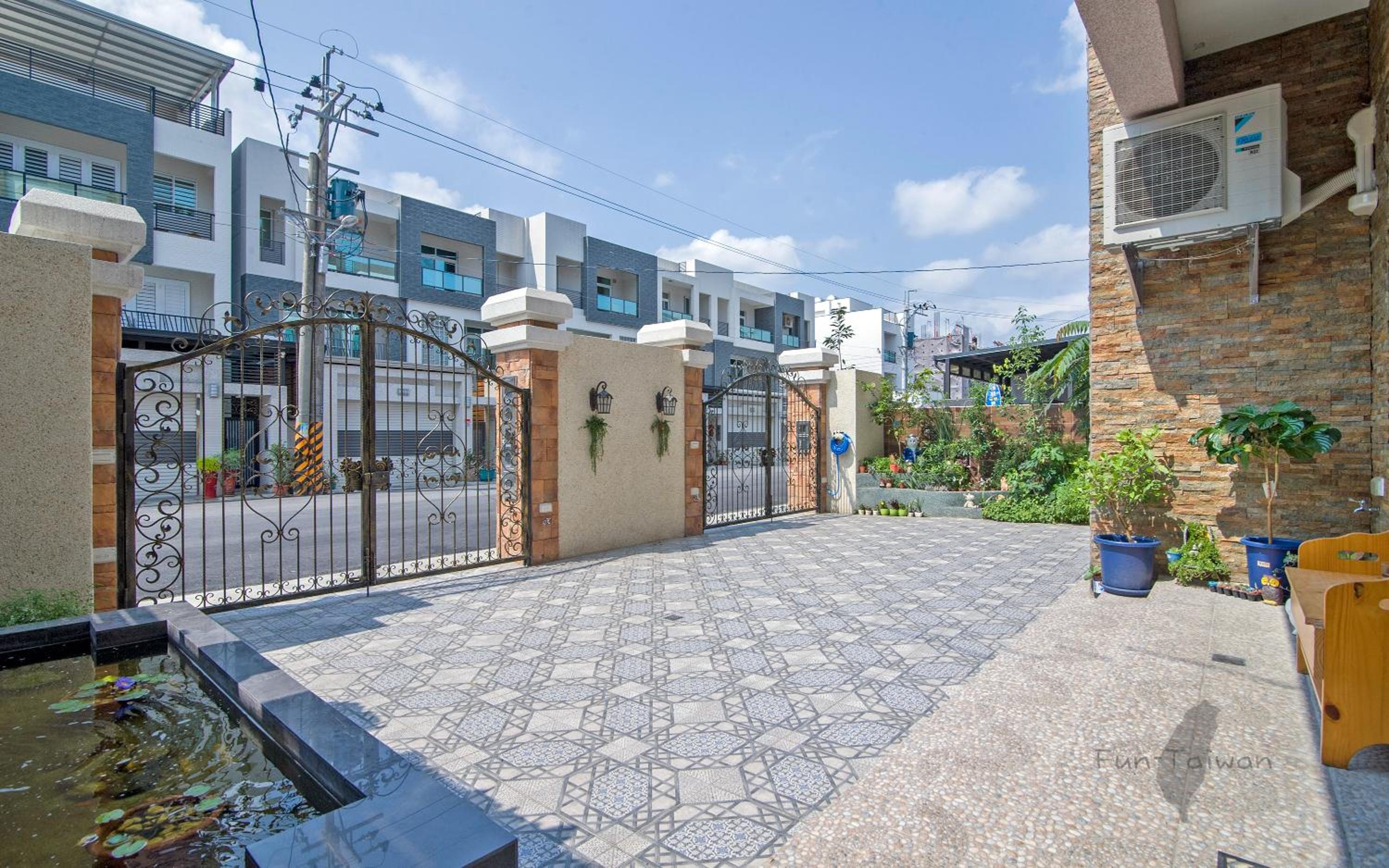 Holby No.8 Elevator Homestay