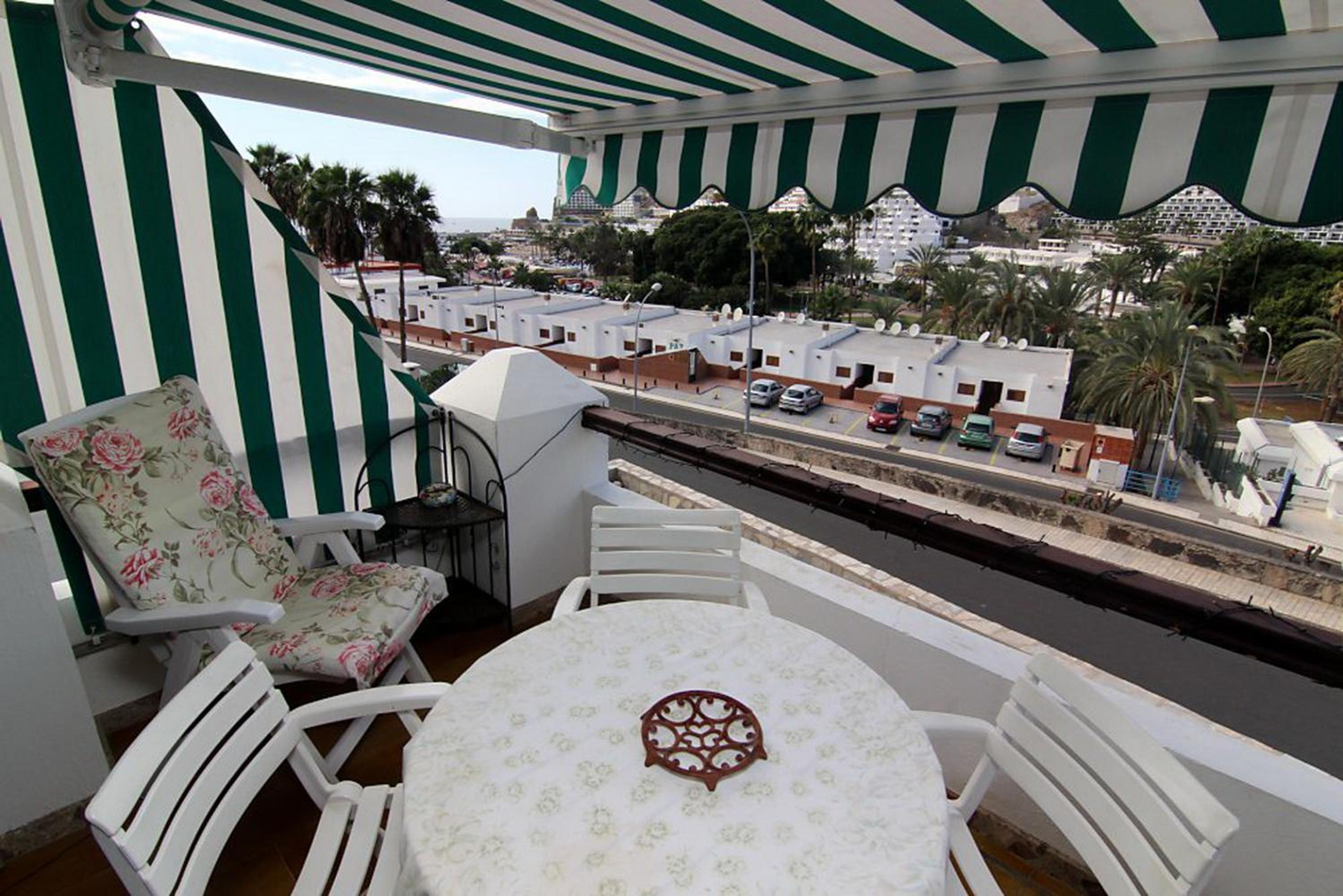 Lovely 2 bedroom house with private garden view 4
