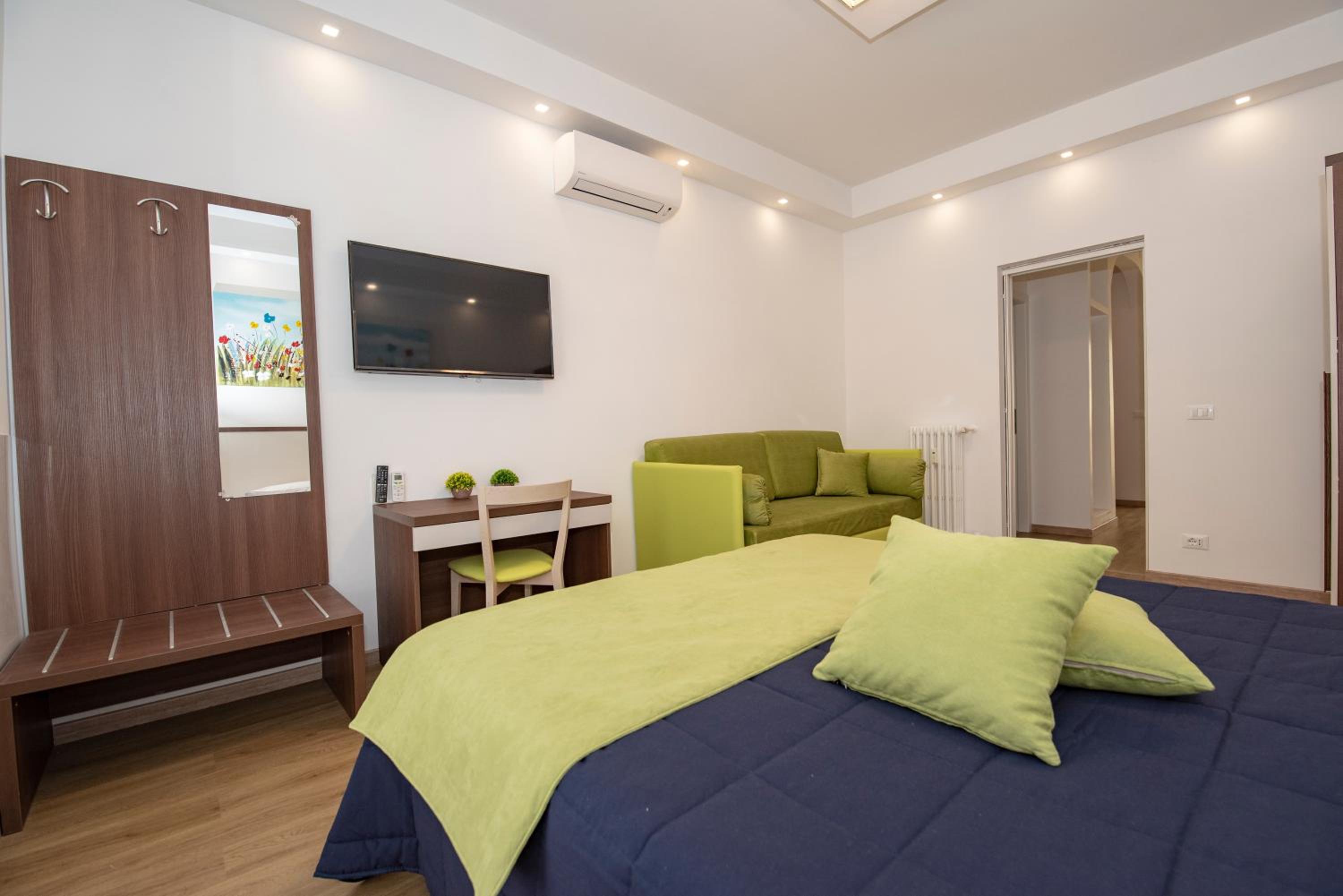 Colosseo Apartments and Rooms - Rome City Centre