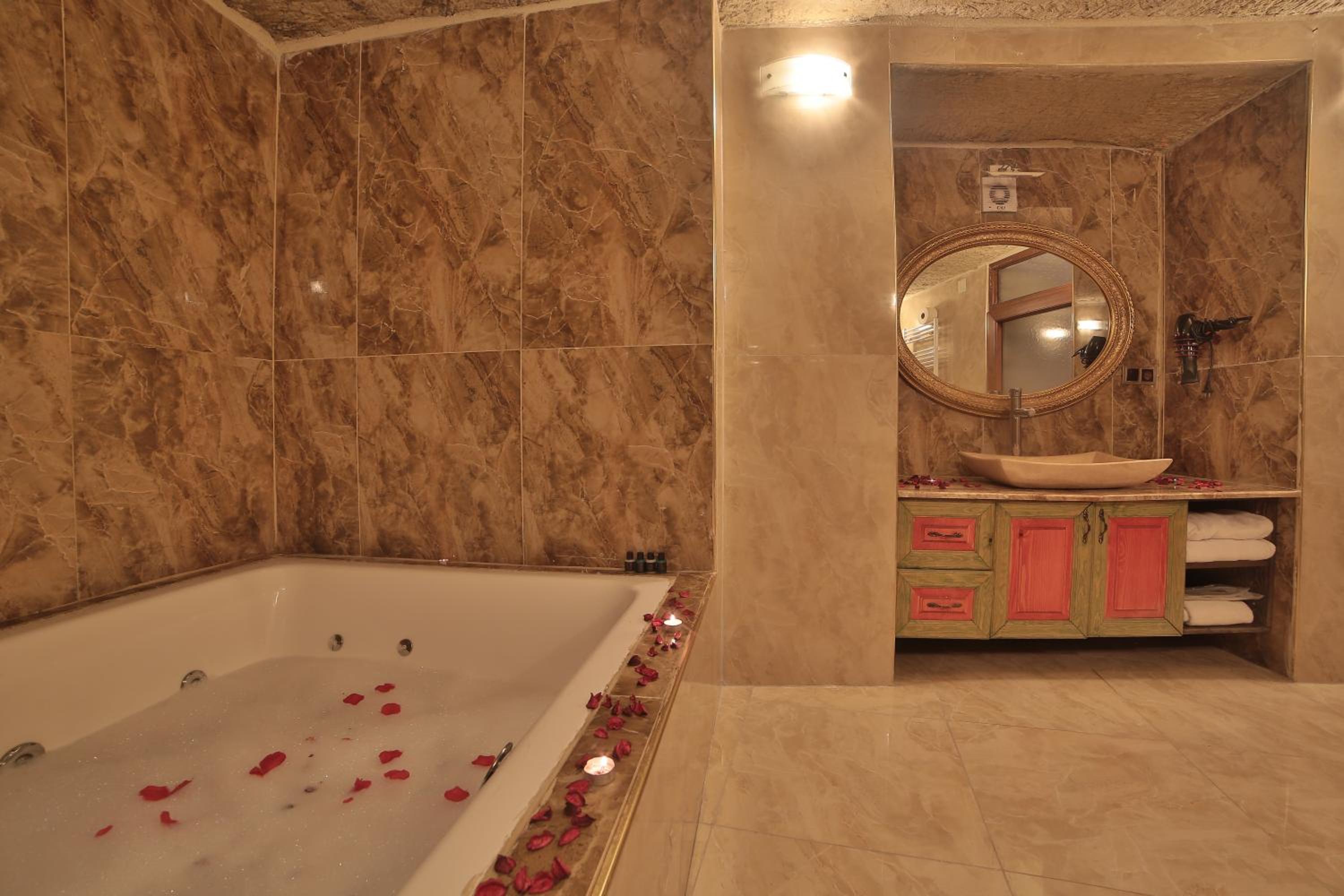 Kayatas Cave Suites - Image 119