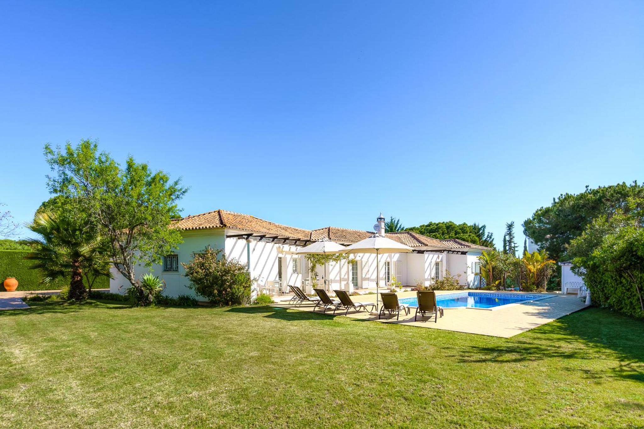 Hotel Exclusive Villa Toulouse with pool in Falesia Algarve - Image 1