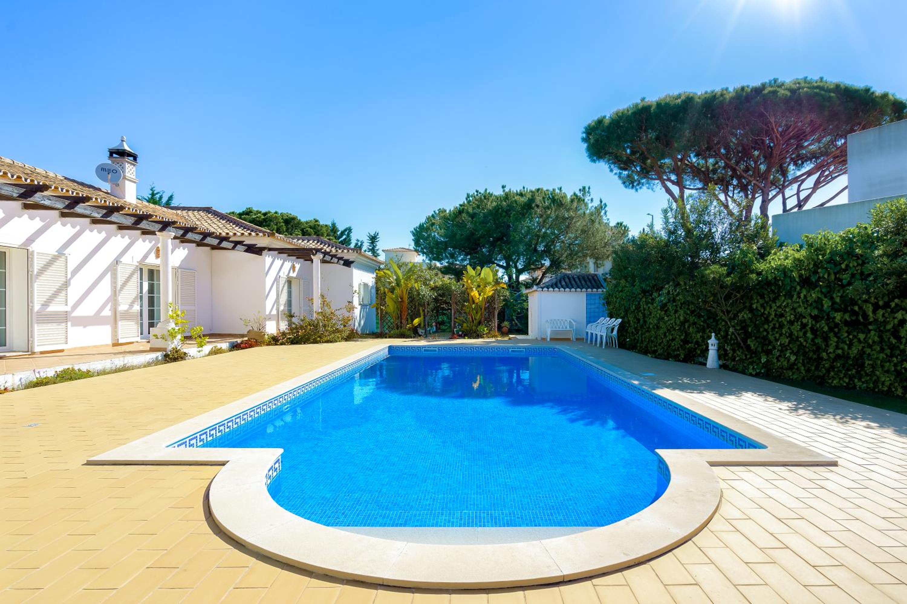 Exclusive Villa Toulouse with pool in Falesia Algarve view 2