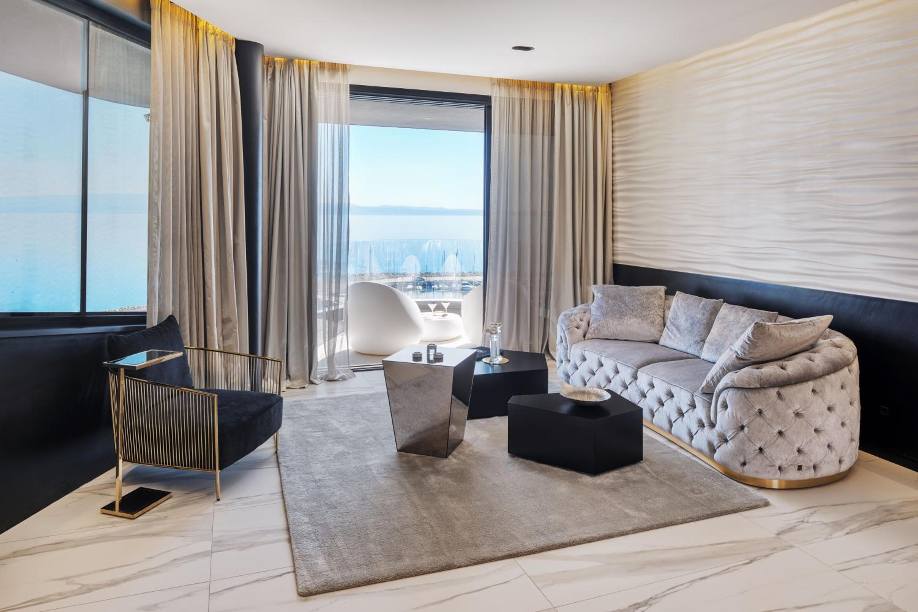 Posh Residence Luxury Suites