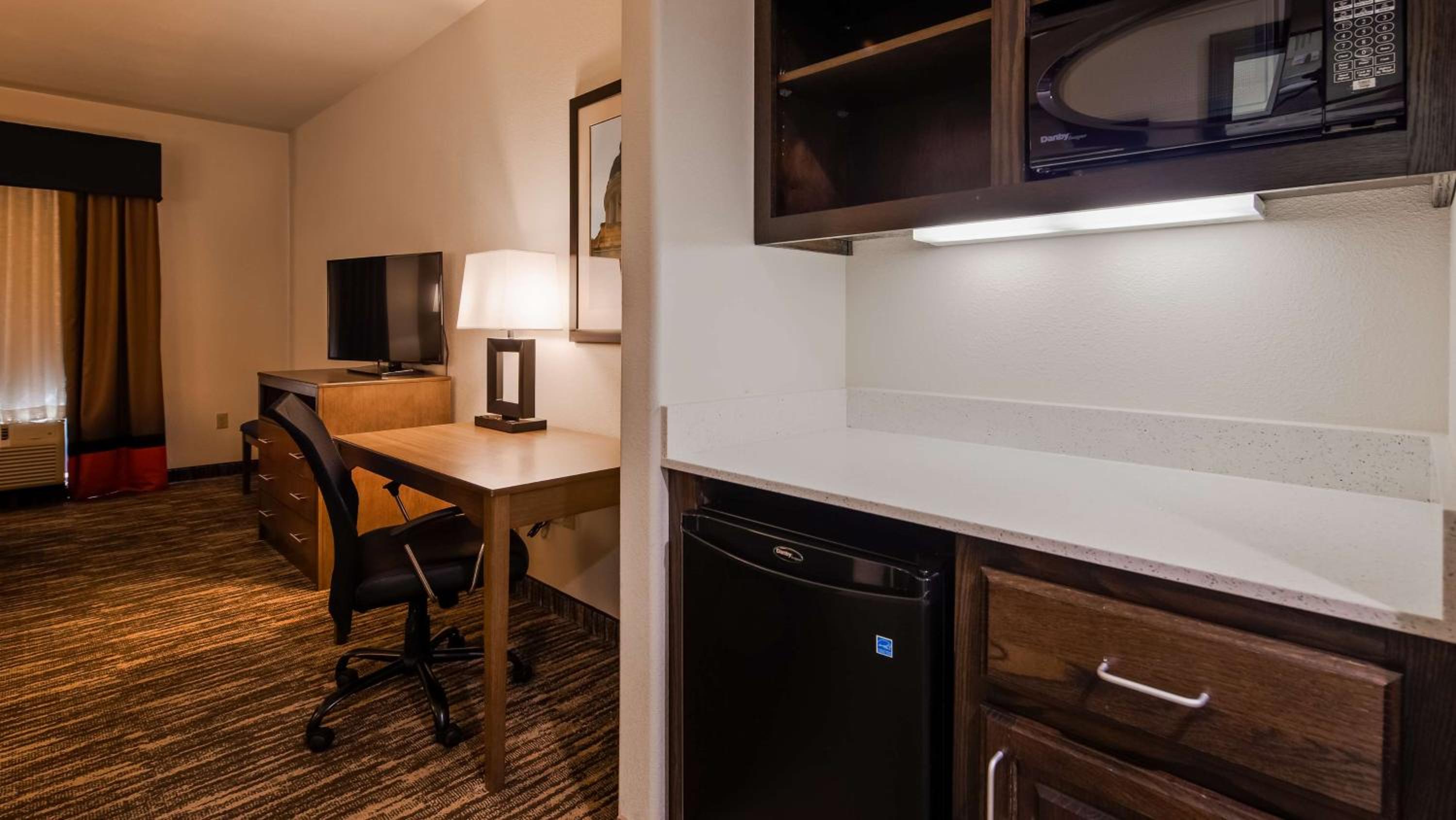 Ardmore Vacations - Best Western Plus Ardmore Inn  Suites - Property Image 8