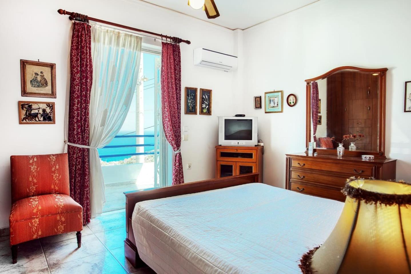A gem next to the sea and close to the airport