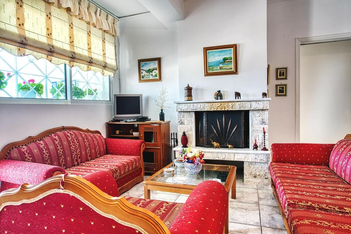 A gem next to the sea and close to the airport