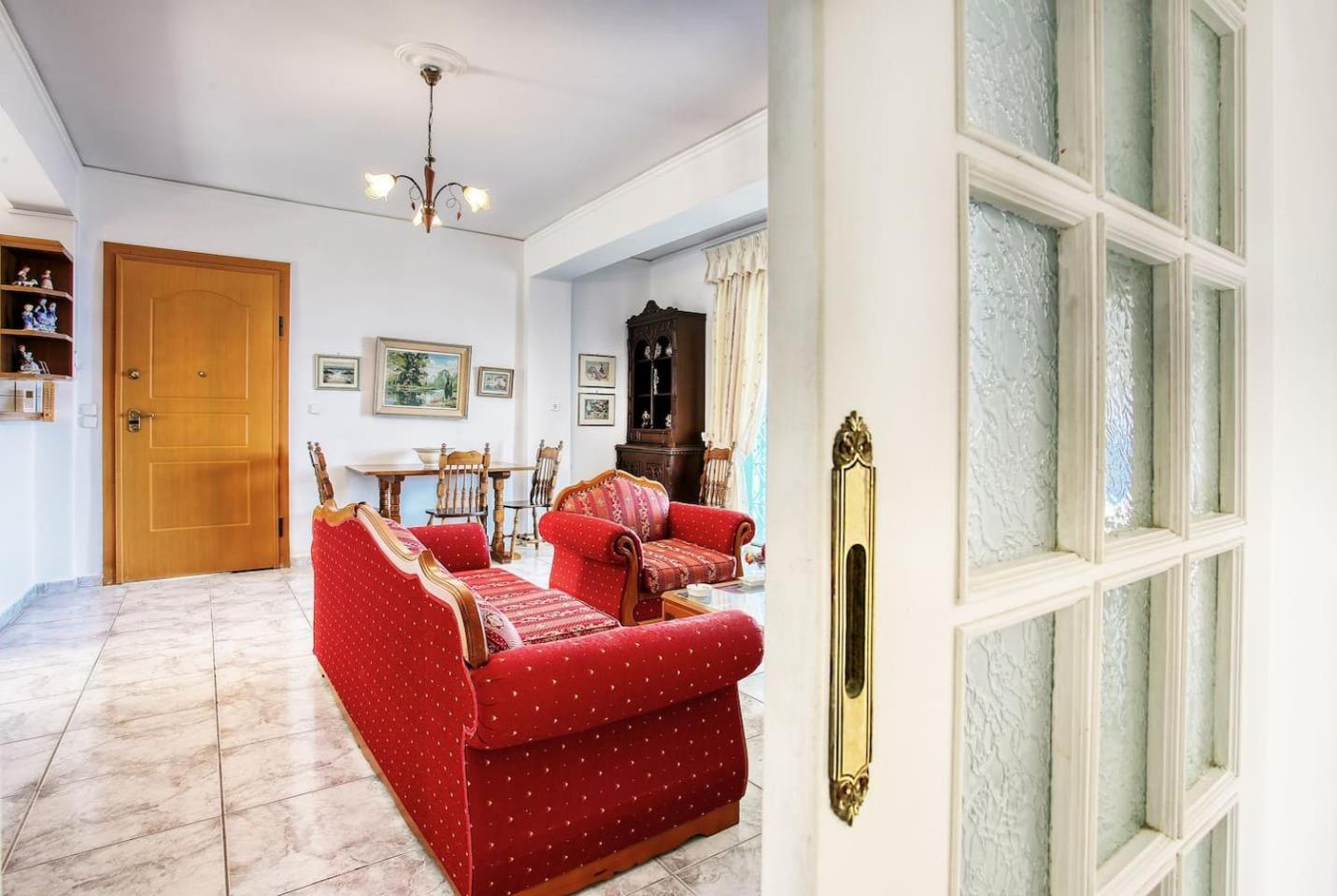 A gem next to the sea and close to the airport