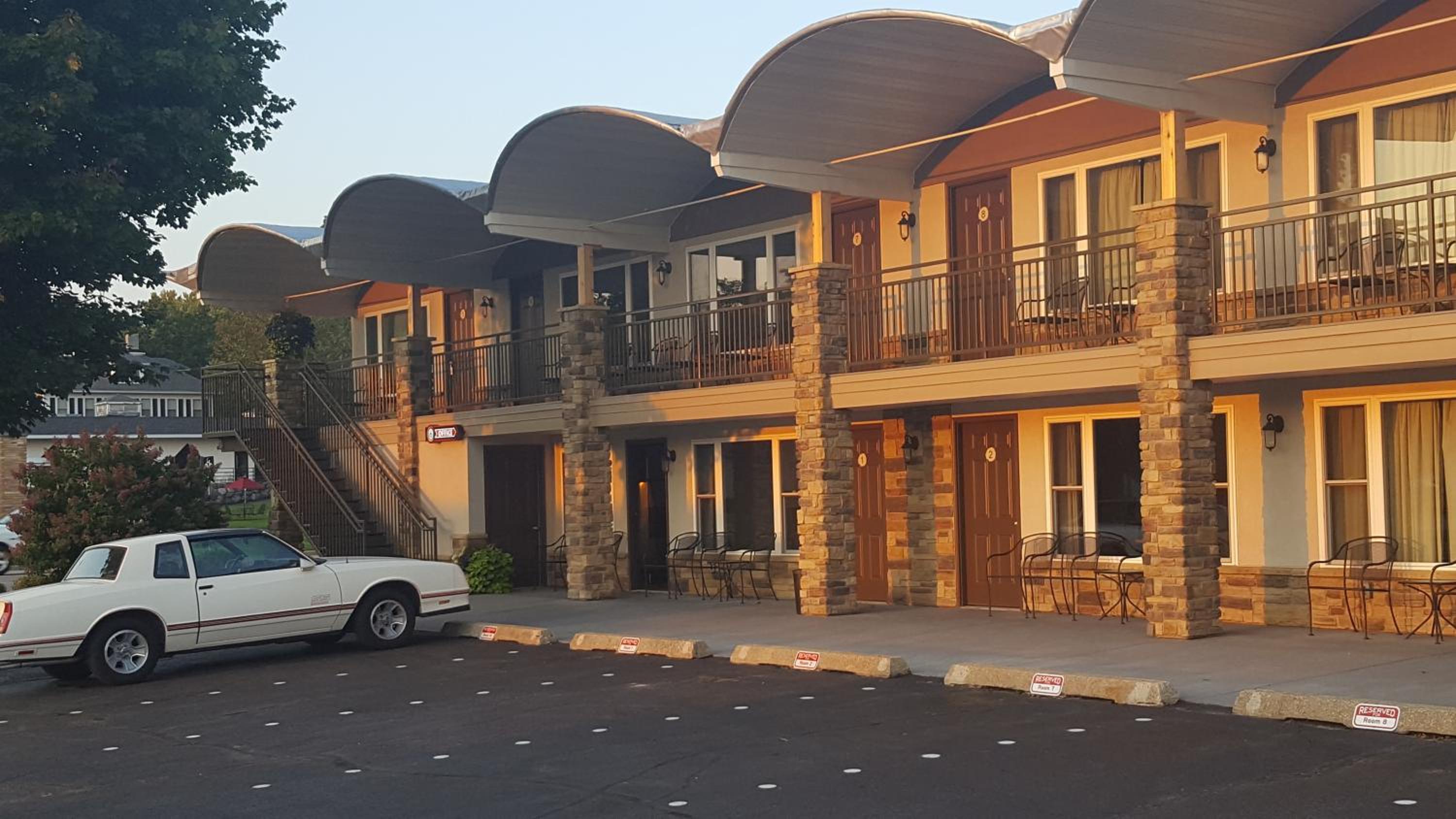 Hotel Black Hawk Motel & Suites - Image 1