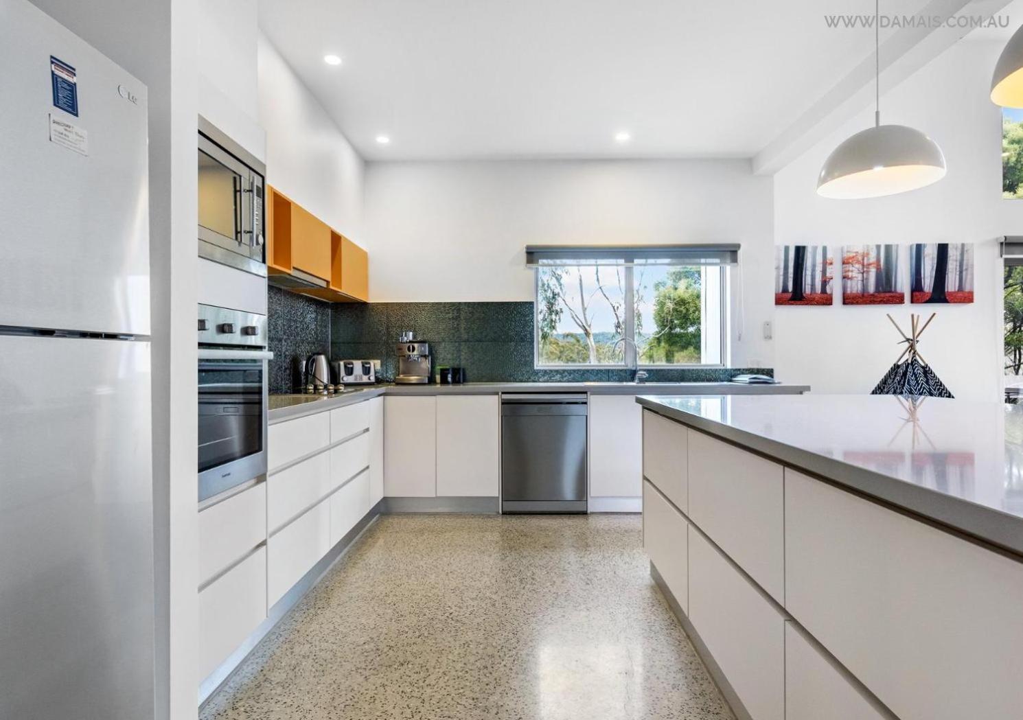 Damais - 4 king or 8 single beds WiFi, Netflix, Alexa, pet friendly