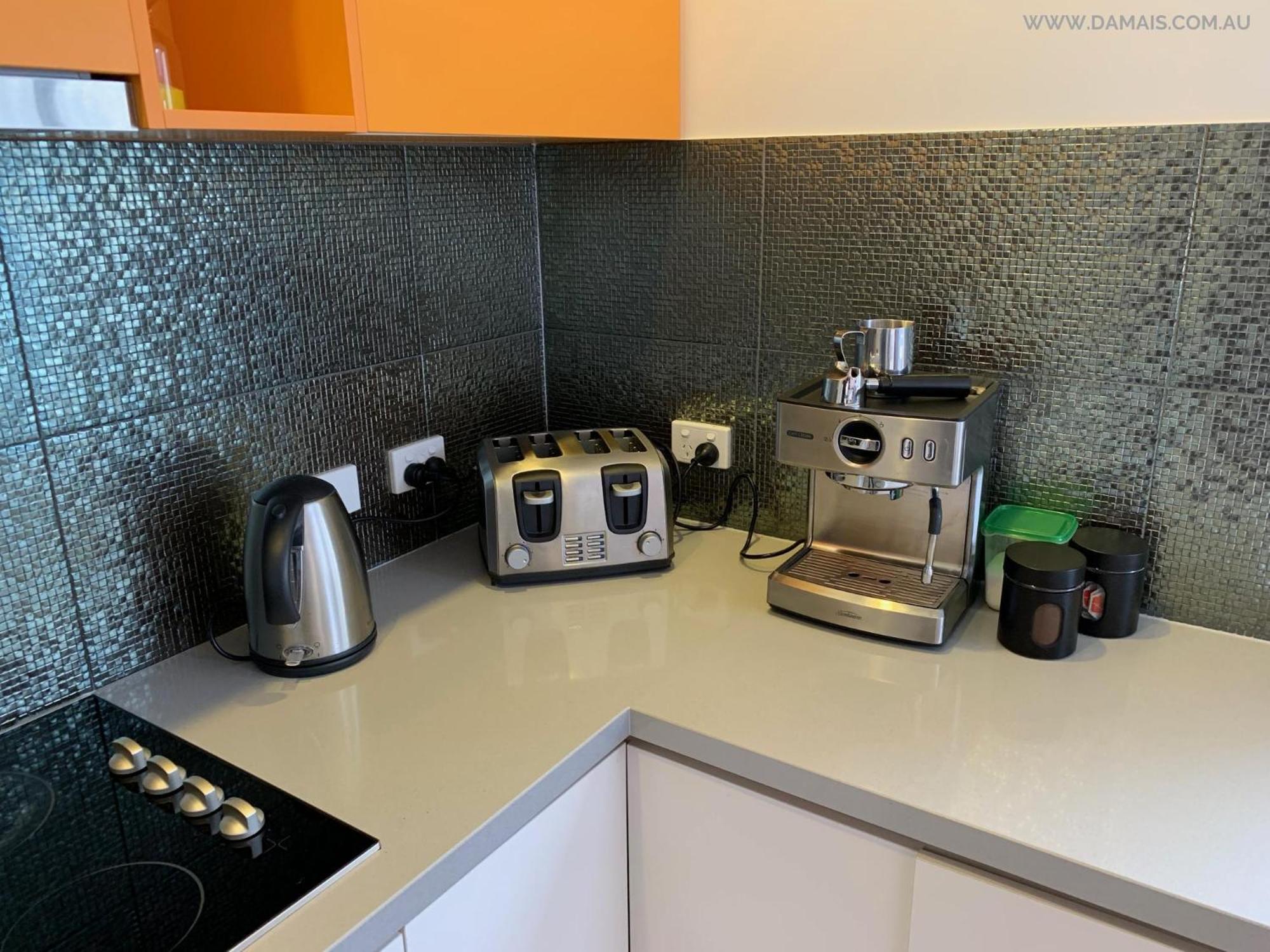 Damais - 4 king or 8 single beds WiFi, Netflix, Alexa, pet friendly