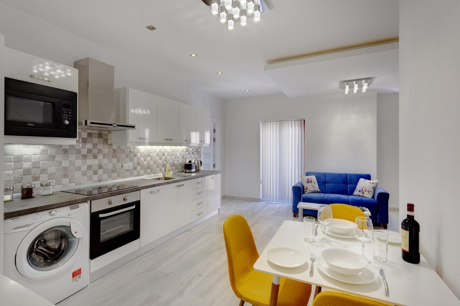 Splendid Apartment, Steps Away from the Sea view 4