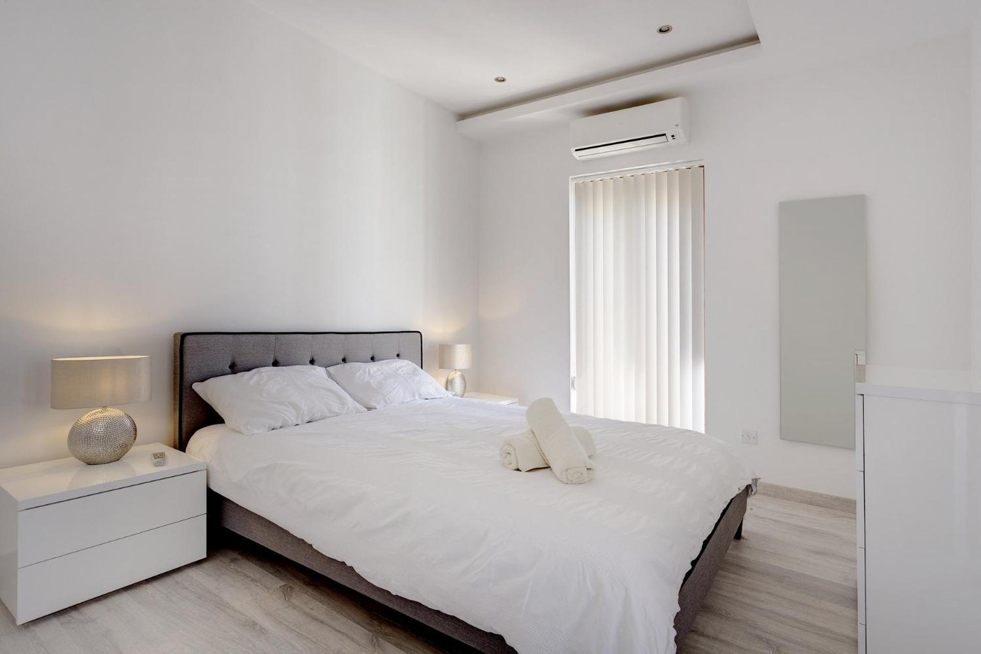Splendid Apartment, Steps Away from the Sea view 5