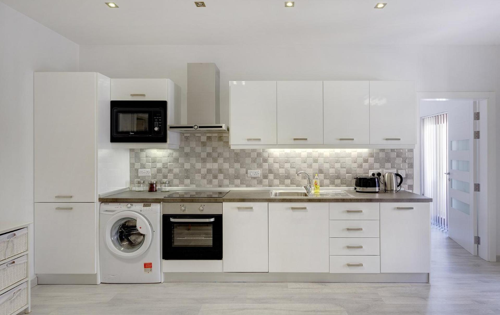 Splendid Apartment, Steps Away from the Sea view 3