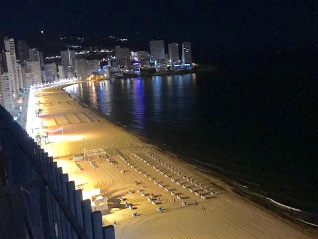 Benidorm 1ª línea playa Levante, garage, wifi, climatización view 2