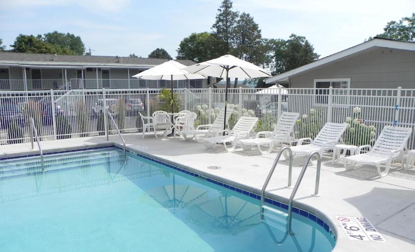 Spruce & Shore Motel view 2