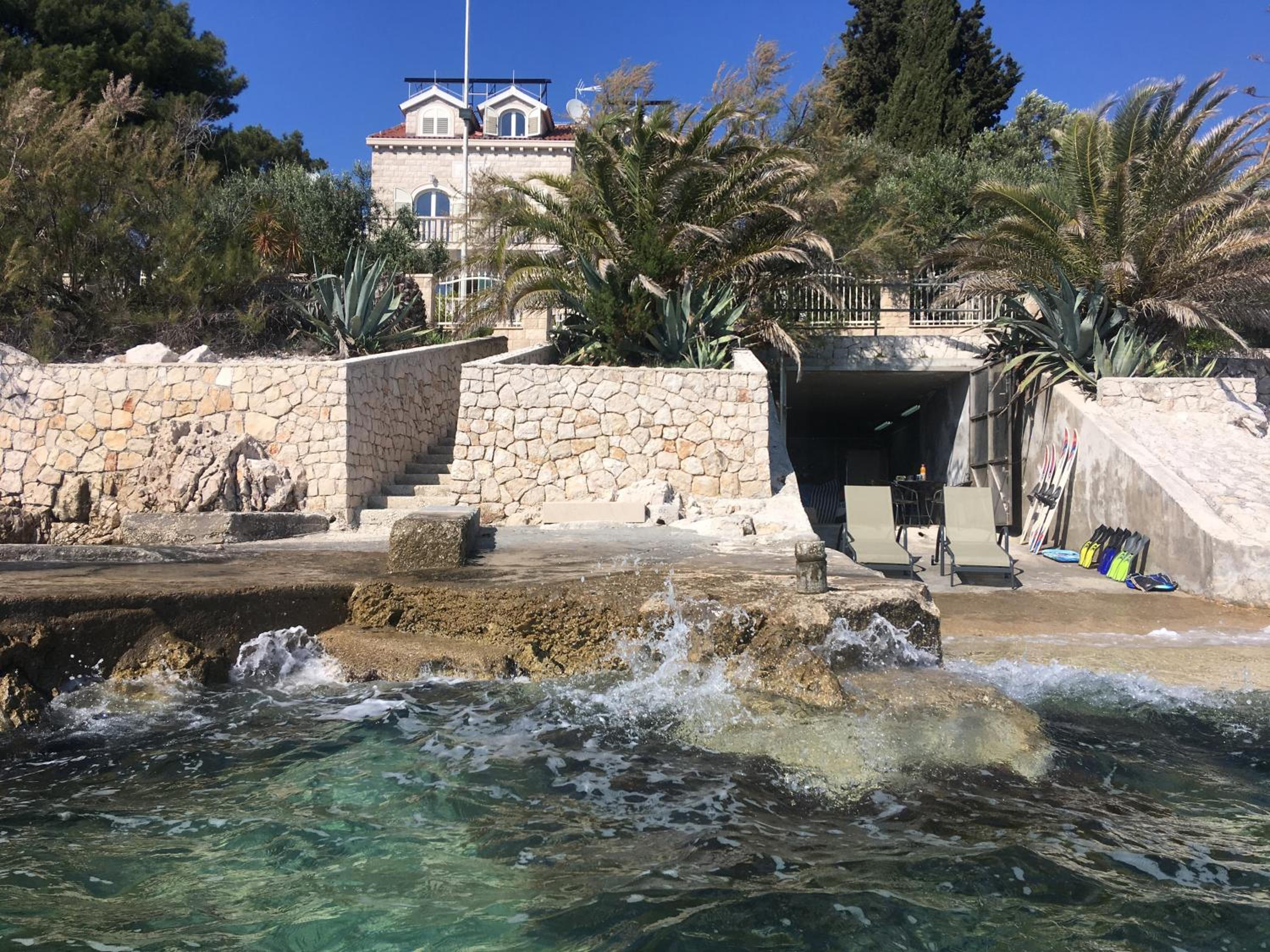 Luxury Seaside Villa with a classic Mediterranean Olive Garden, a fully equipped Professional Kitchen, Pool, Sauna, Padle Boards and Canoe - Miolin Beach H view 4
