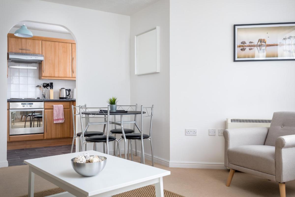Lloyd Close Cheltenham - Close to Town Centre & GCHQ view 3