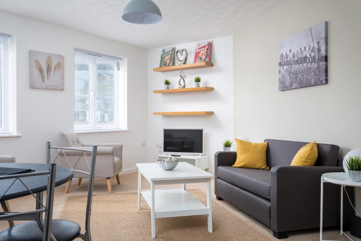 Lloyd Close Cheltenham - Close to Town Centre & GCHQ view 2