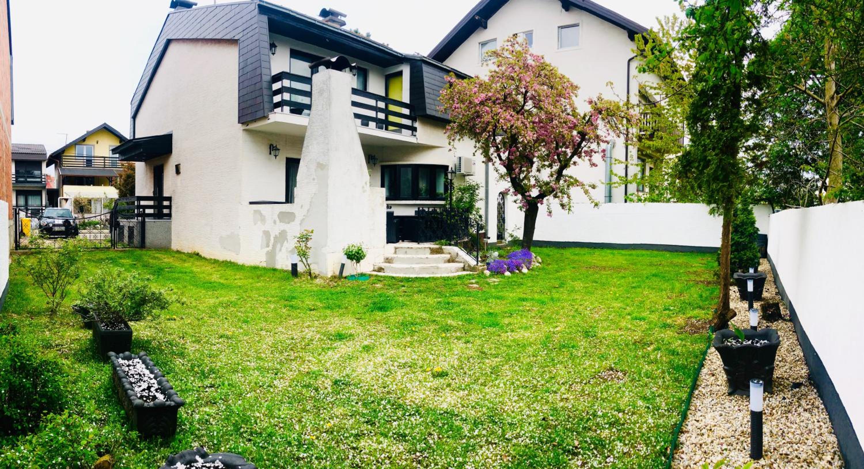Pilot's Manor - Airport Villa view 2
