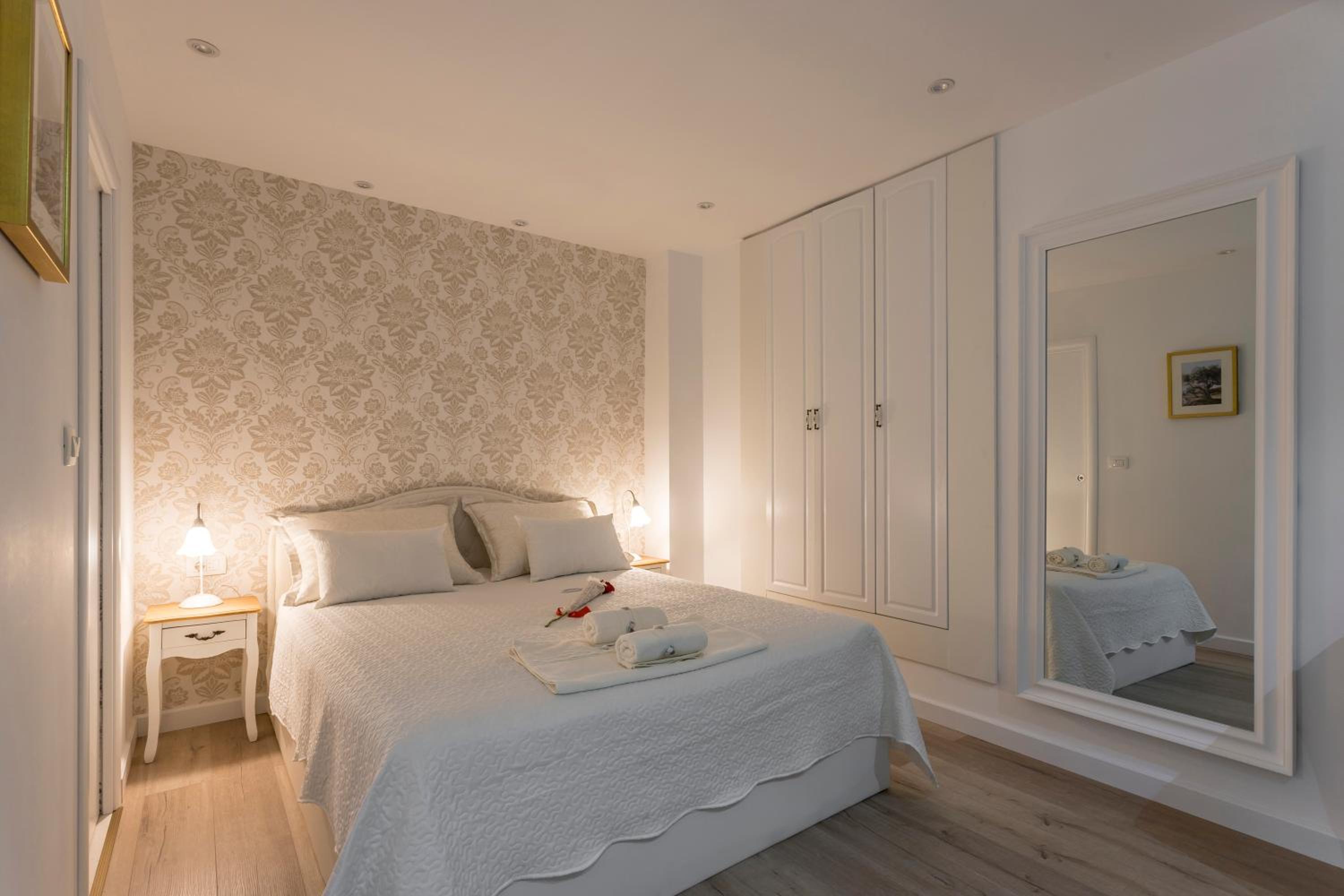 Split Center Apartments, few min walk from old palace view 5